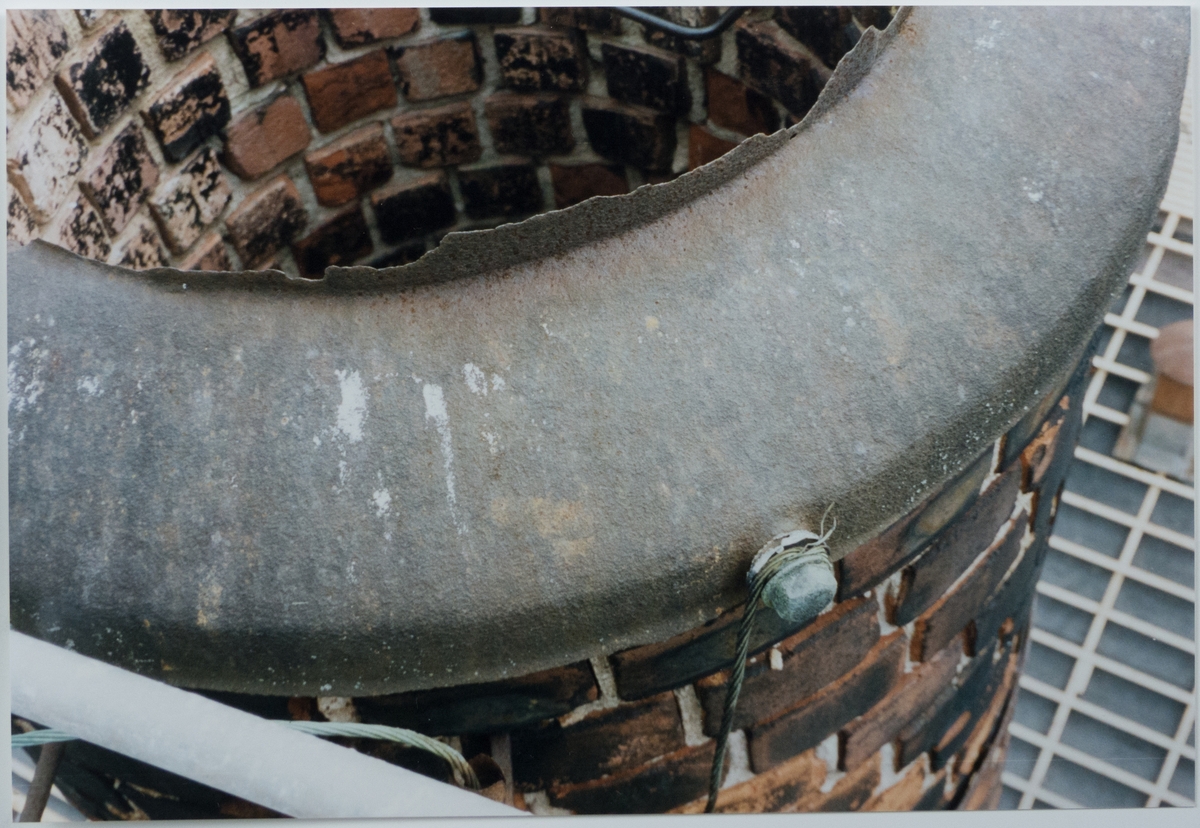 Mekaniska verkstaden, exteriör restaurering, inspektion av pannrumsskorsten: radialtegel, krans (tredelad) i gjutjärn, sprucken, murverket sprucket ca 8 skift, översta spännbandet i järn borta, åskledaren - hållarröret avrostat, övre fläns har stora skador, invändig och utvändig stege av bygeljärn, inmurad