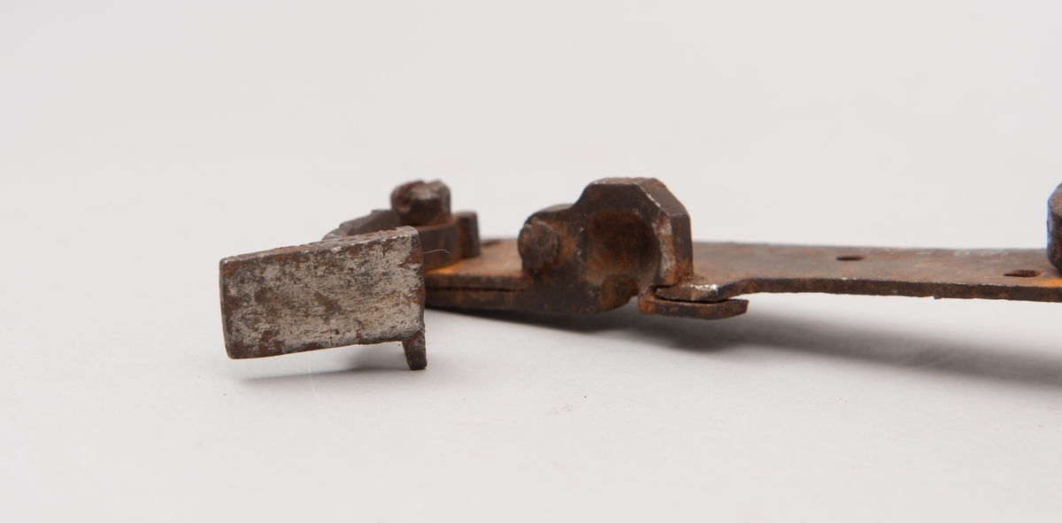 Snapplåsmekanisme med flint til gevær. Dekorert på mekanismen. Anslått fra ca.1600.