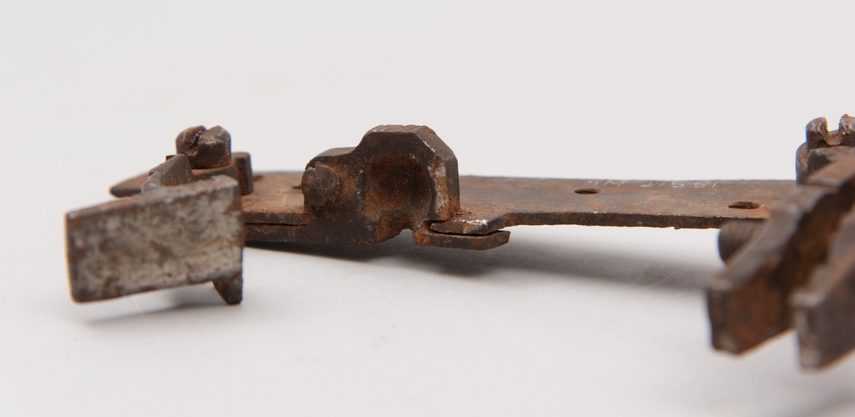 Snapplåsmekanisme med flint til gevær. Dekorert på mekanismen. Anslått fra ca.1600.
