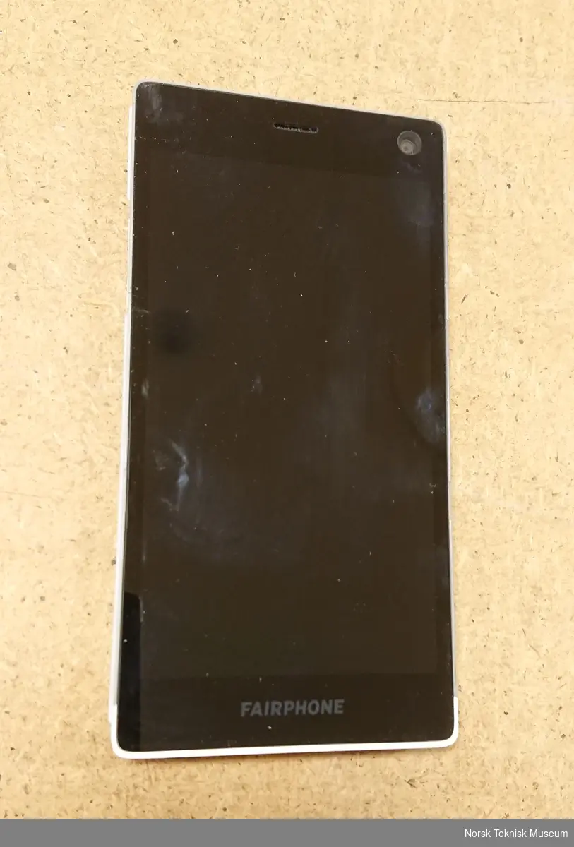 Mobiltelefon av typen Fairphone med åpent bakdeksel
