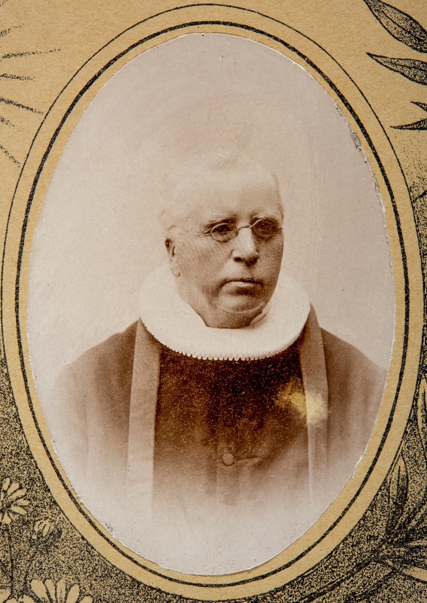 Portrett av prest Sjønde Larsson Norberg, født : 05.05-1839, Furnes.
