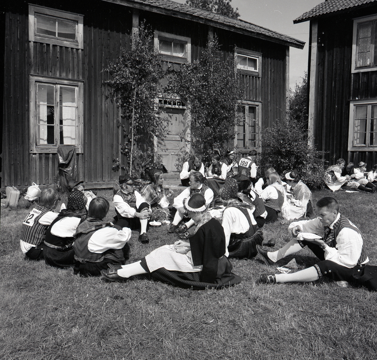 Deltagare i hälsingehambon tar en matrast i gräset, Hårga 1970.