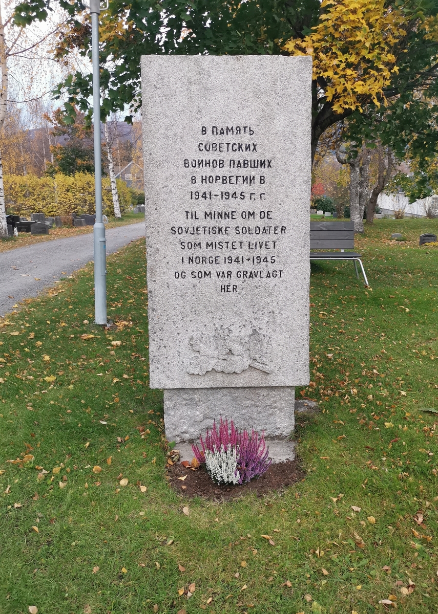 Minnestein ("standardstein") på Fauske kirkegård. I alt var 92 sovjetiske falne fra 2. verdenskrig gravlagt her. Gravene ble flyttet til Tjøtta i forbindelse med Operasjon Asfalt i 1951. Noen år senere ble "standardsteinen" reist, etter planer godkjent av "Den blandede norsk-sovjetiske kommisjon".