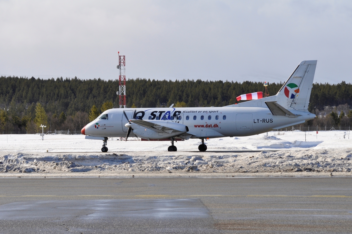 Saab 340A fra Danish Air Transport med registreringsnummer LY-RUS, har nettop landet på Røros flyplass.