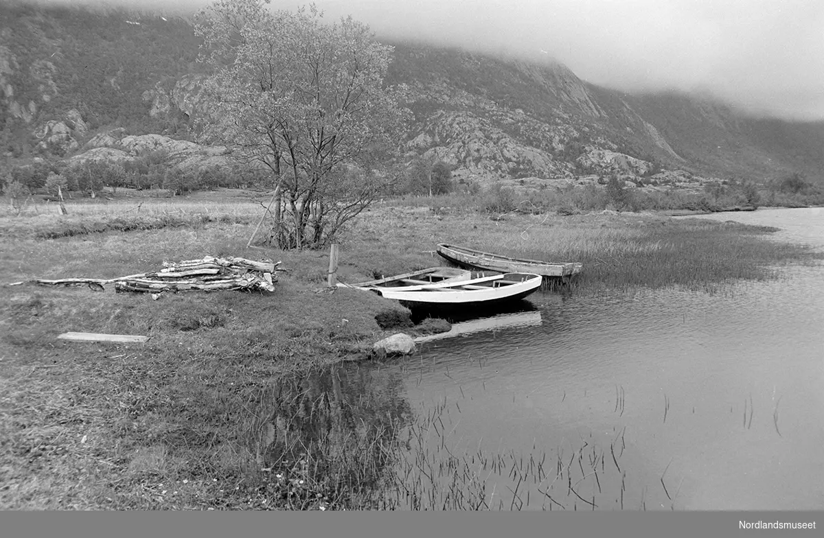 Strandå Kjerringøy. Ved fjæra. 3 robåter ved vannkanten.