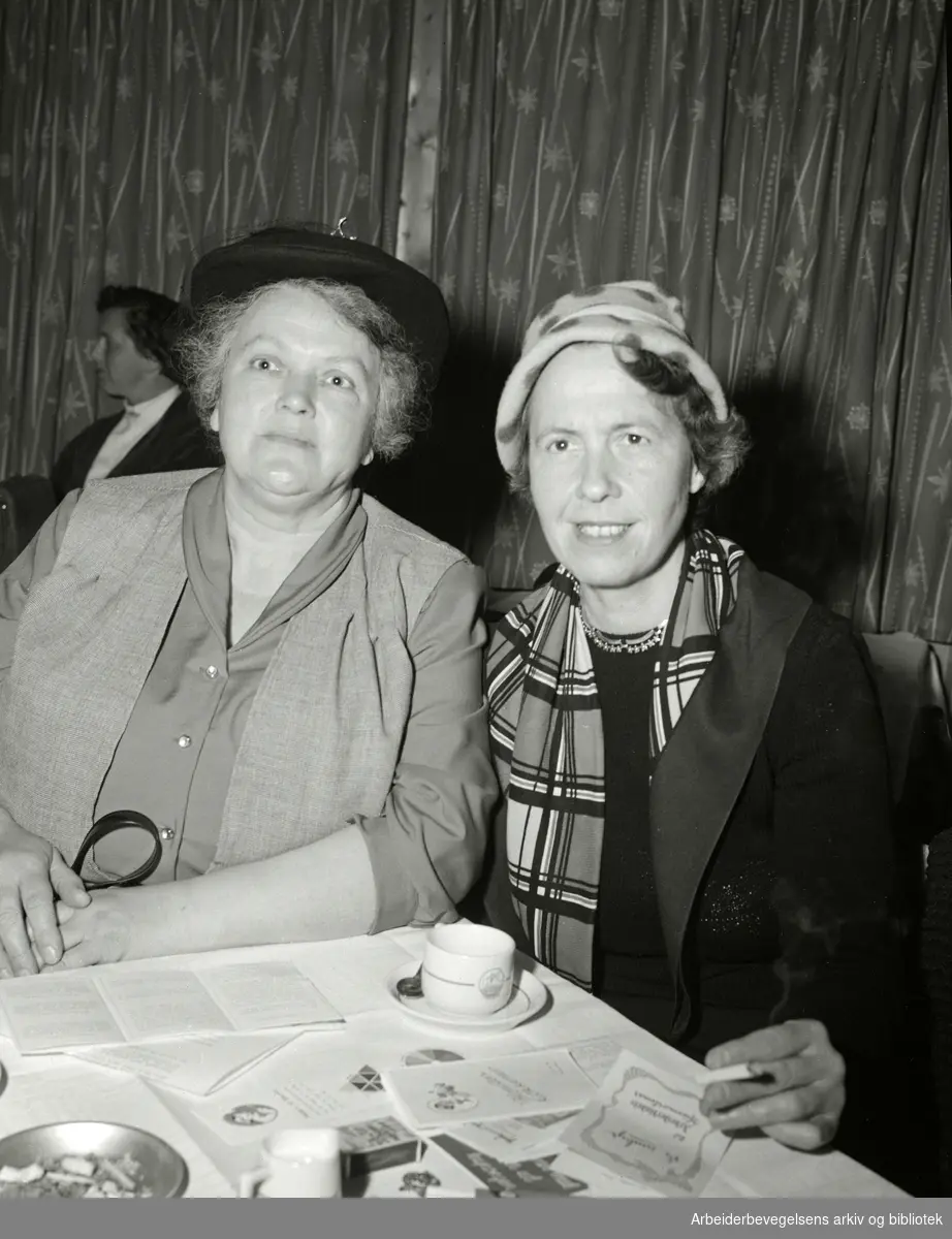Arbeiderbladets Husmortimer på Hotel Helsfyr i Oslo. Husmødrene fru Signe Jansen og fru Gulborg Kristoffersen fra Keyserløkka. Mai 1955.