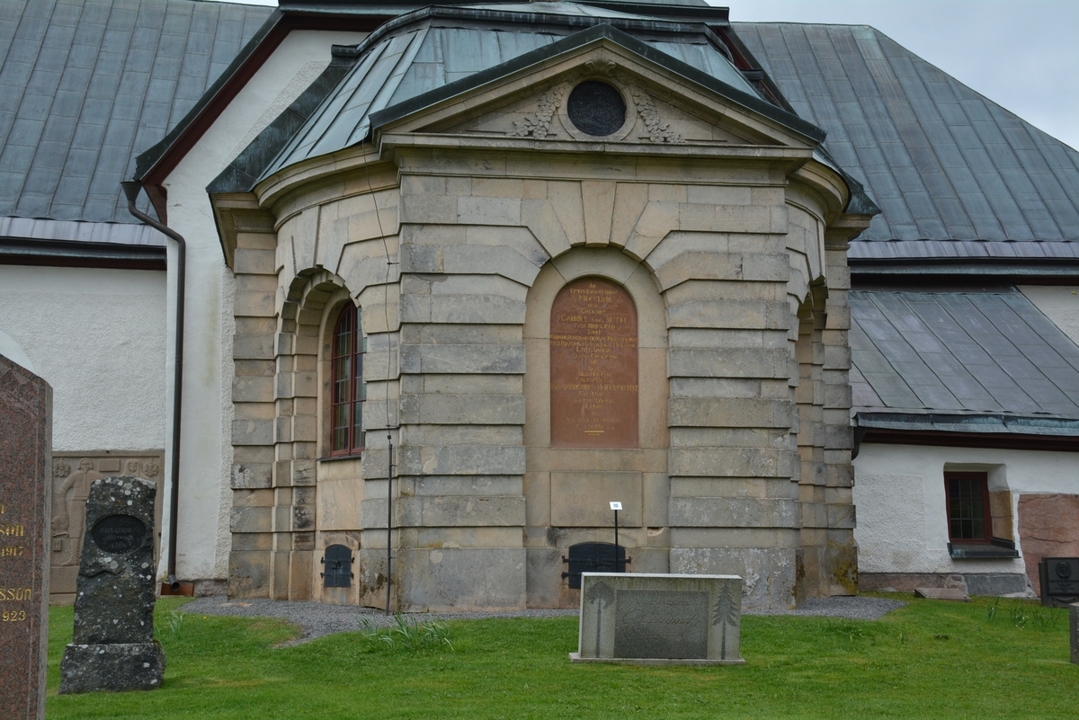 Exteriör: Byarums kyrka, med det von Sethska gravkoret. Byarums socken i Vaggeryds kommun.
