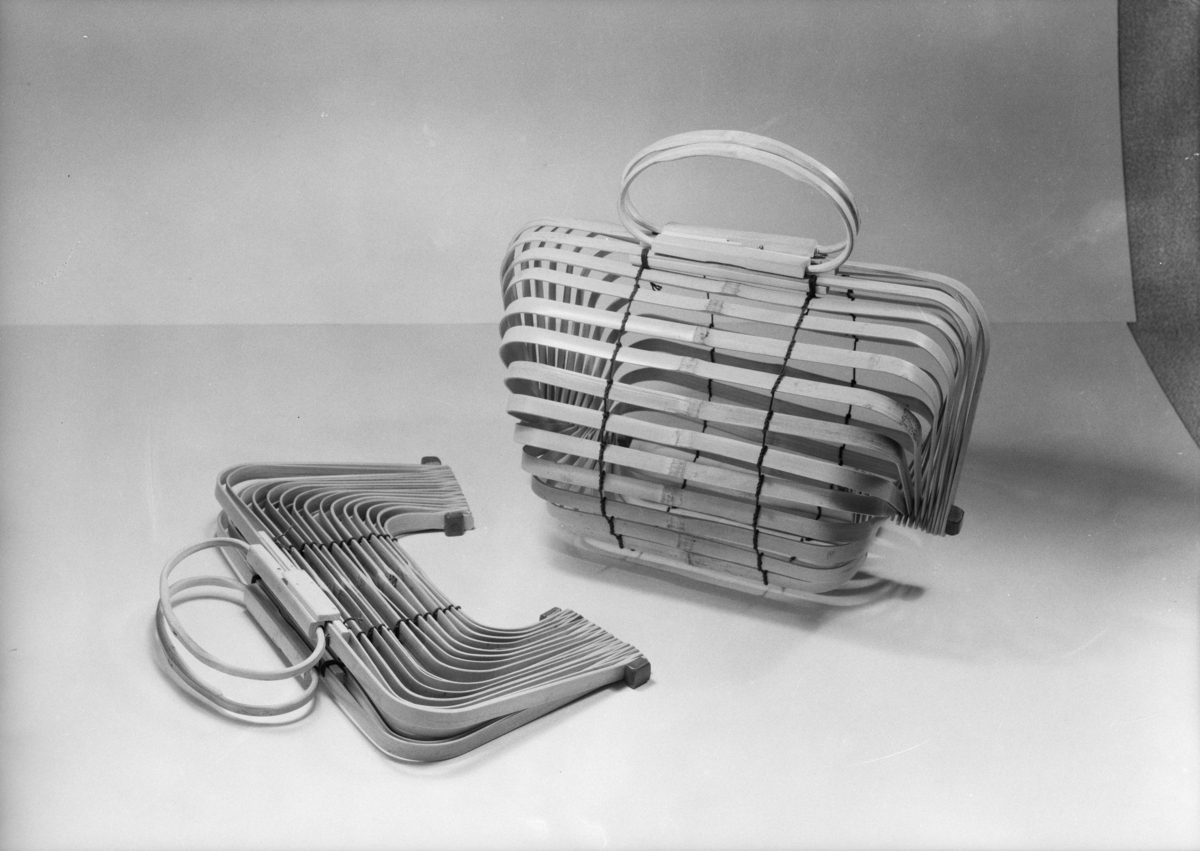 Produktfotografi av 2 sammenleggbare vesker, en åpen og en lukket, publisert i Norsk Dameblad, trolig 1960-65,