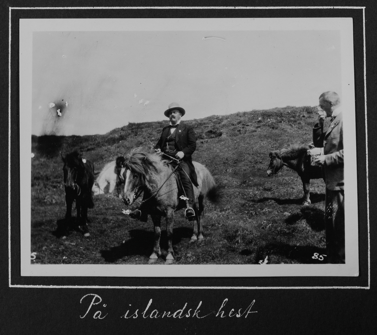 Fra 1000 årsfesten for Alltinget på Island i 1930. På islandsk hest.