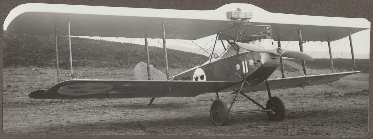 Flygplan Ö 2, Albatros B II nr 012 står på flygfältet på Ljungbyhed, omkring 1927-1932. Vy framifrån.