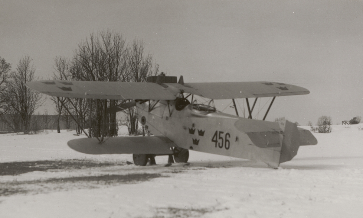 Flygplan A 1 Phönix E.2 Dront märkt nr 456 står på flygfältet på F 4 Frösön. 1928-1929. Vy snett bakifrån.

Text vid foto: "'F 4 Jätteplan-Hispano-Dront E 2 - A 1 300 Hispano. D:o." (På Frösön)