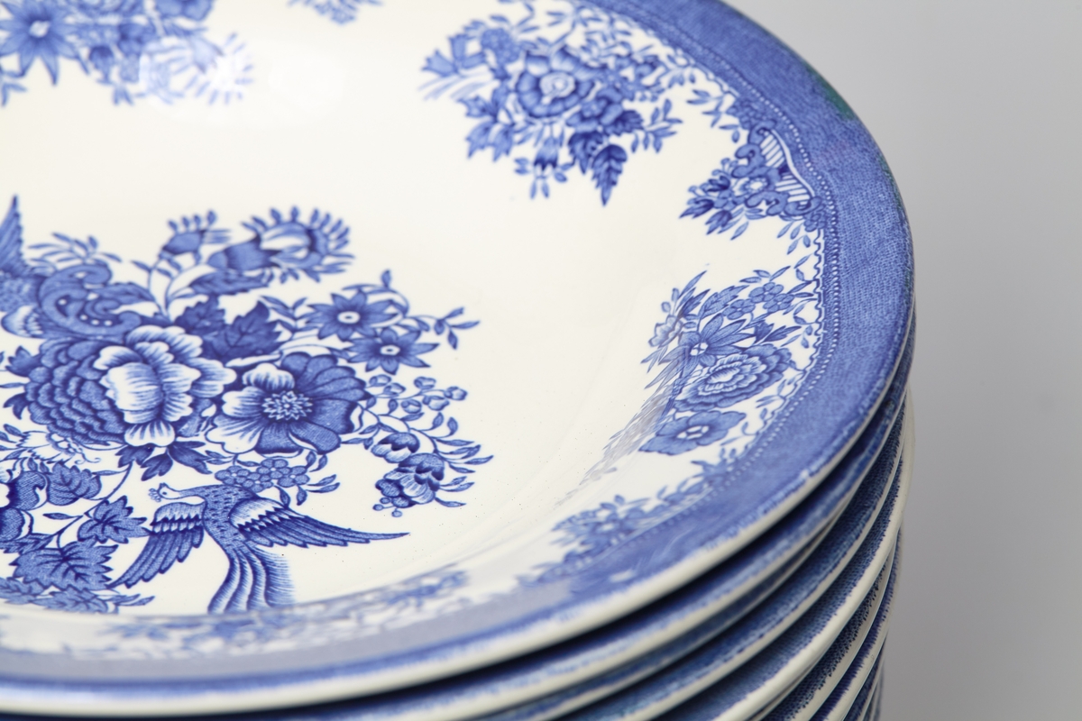 34 hvite, dype tallerkener, dekorert med blått fasanmønster.