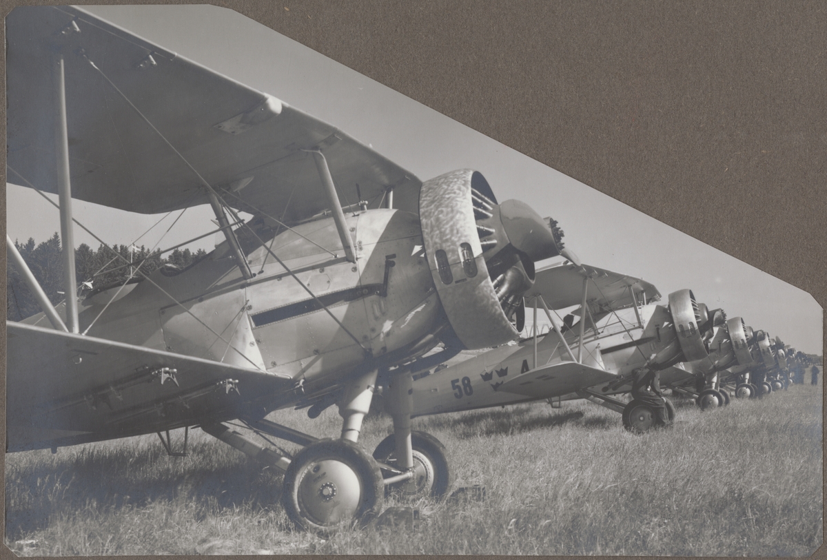 En division flygplan B 4, Hawker Hart uppställda på linje på ett flygfält, cirka 1937.

Text vid foto: "B 4 LBDIV på uppställningslinjen Västerås-Hässlö."