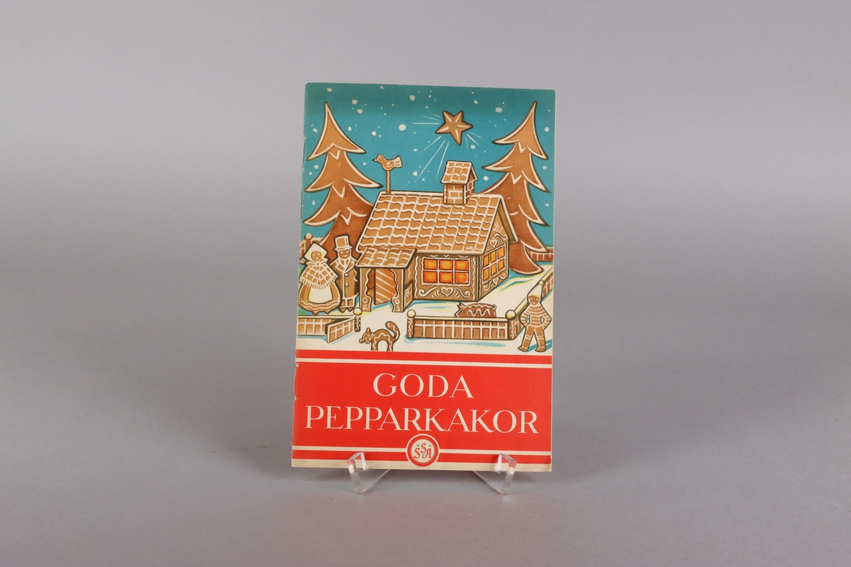 Black and white illustrated promotional booklet titled “Goda Pepparkakor” issued by Svenska Sockerfabriks Aktiebolag 1934, all 22 pages. Front and back cover with color illustrations showing a gingerbread house and an advertisement for syrup. Inside the booklet a description of syrup and a complete and detailed list of recipes and examples of cakes for baking.