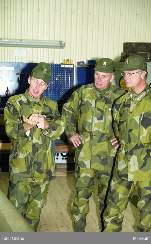 Försökshallen.

F.vr. major Lars Samuelsson, general Curt Sjöö, och Hans Majestät Konungen Carl XVI Gustaf.