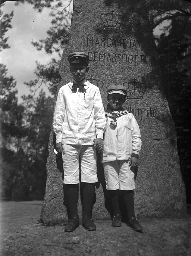 Två pojkar framför en sten, Djäkneberget, Västerås.