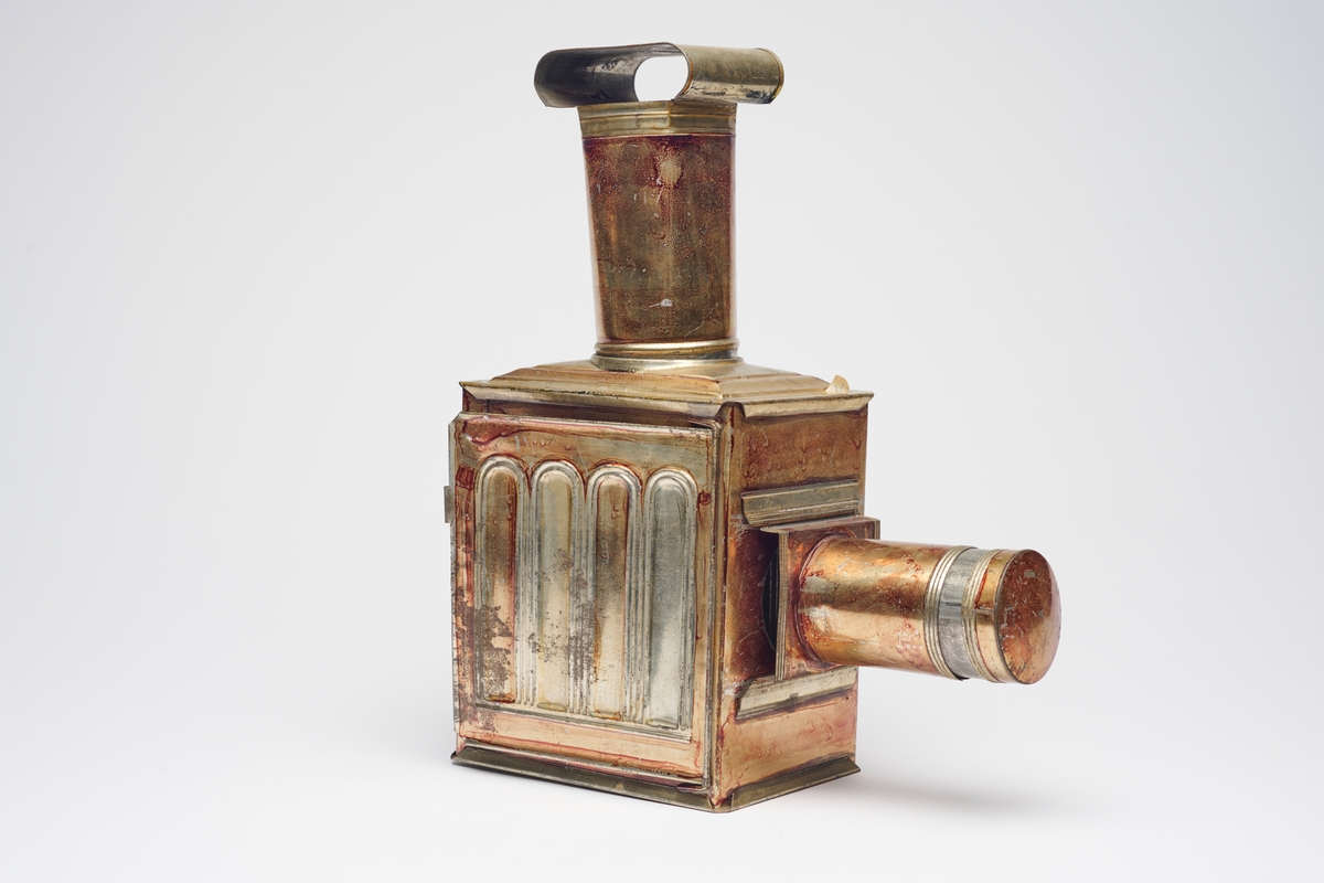 Magic Lantern fra Mogens Skot-Hansens samling. Dette projeksjonsapparatet er produsert ca. 1860. Podusenten er usikker, men den ligner Magic Lanterns fra den franske produsenten Lapierre Freres.