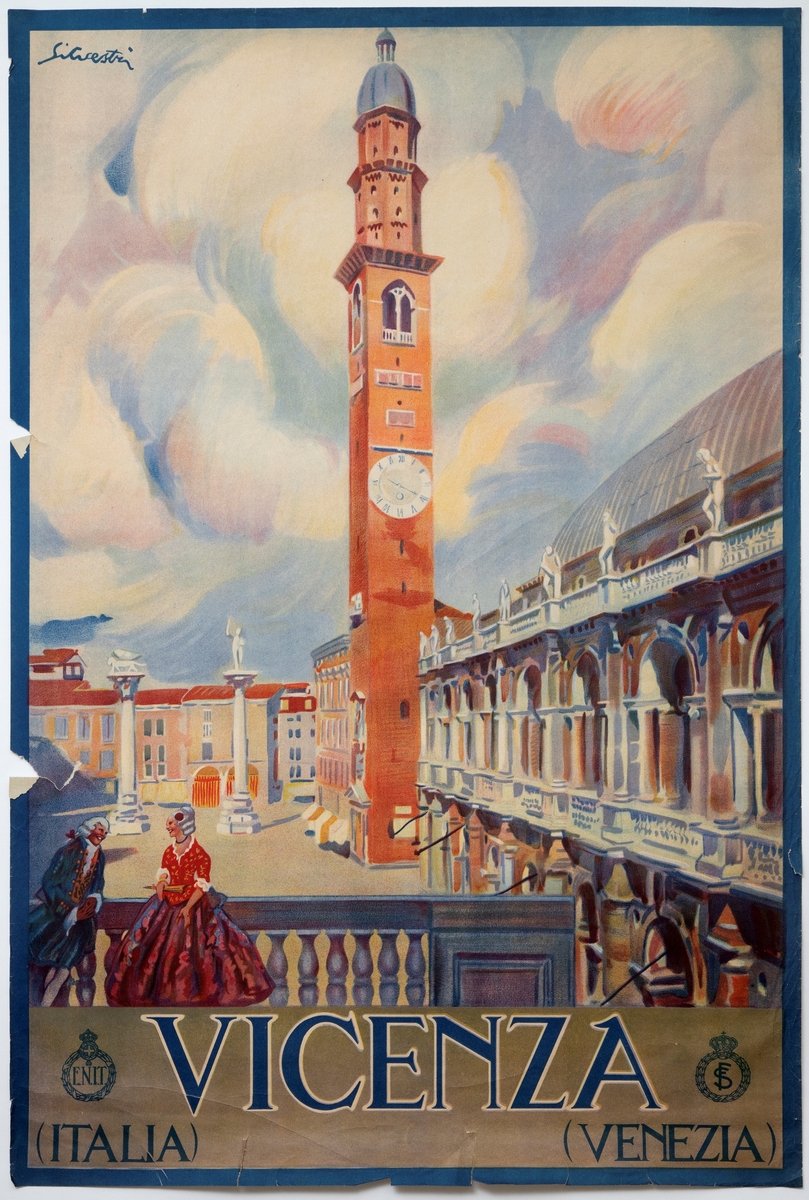 Utsikt over en åpen plass omgitt av bygninger og et høyt rødlig tårn. På plassen er det to søyler, den ene med en griff på toppen, den andre med en kvinnefigur. I forgrunnen er det et par i 1700-talls klær på en balkong.