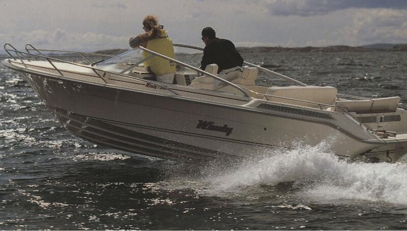 Båt Windy kjører raskt på vannet med to mennesker om bord (Foto/Photo)