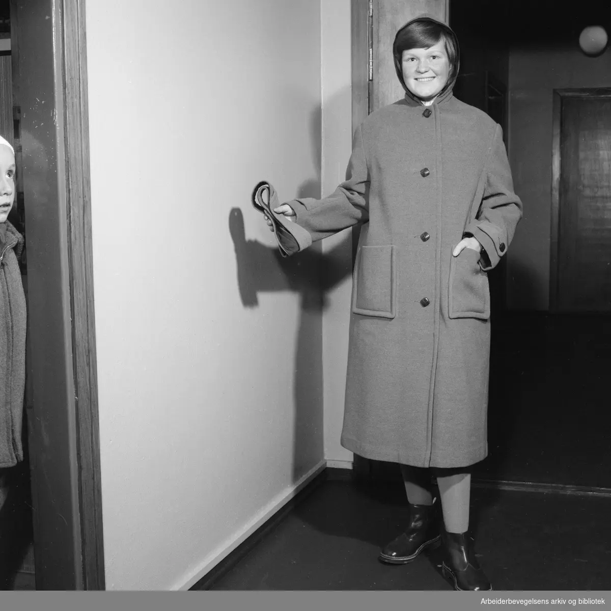Høstens og vinterens nyheter i barneklær. Anne på 14 år med vinterkåpe og støvletter. November 1956.