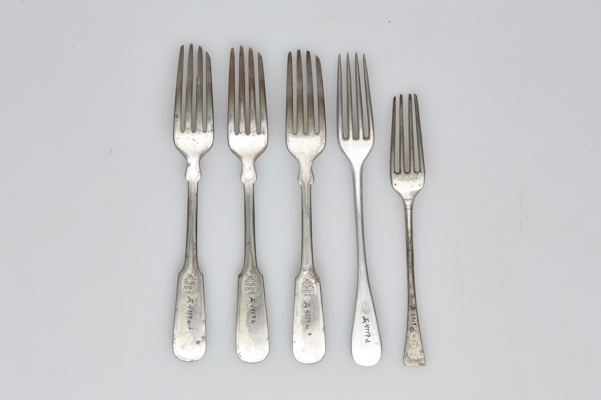 Fem gafler i aluminium. Tre av dem, (a),(b), og (c) er like og (d) og (e) ligner hverandre. og en er brukket