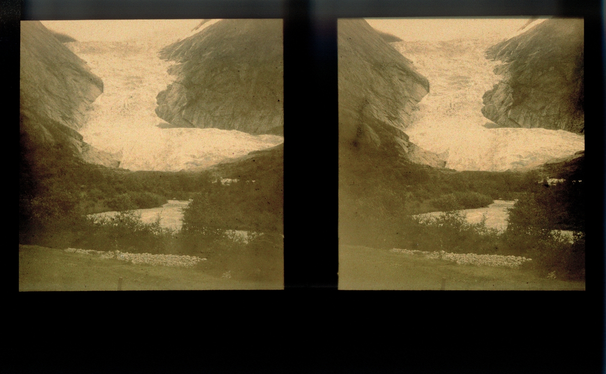 Briksdalsbreen, brearm til Jostedalsbreen, sett fra Briksdalen. Tilhører Arkitekt Hans Grendahls samling av stereobilder.