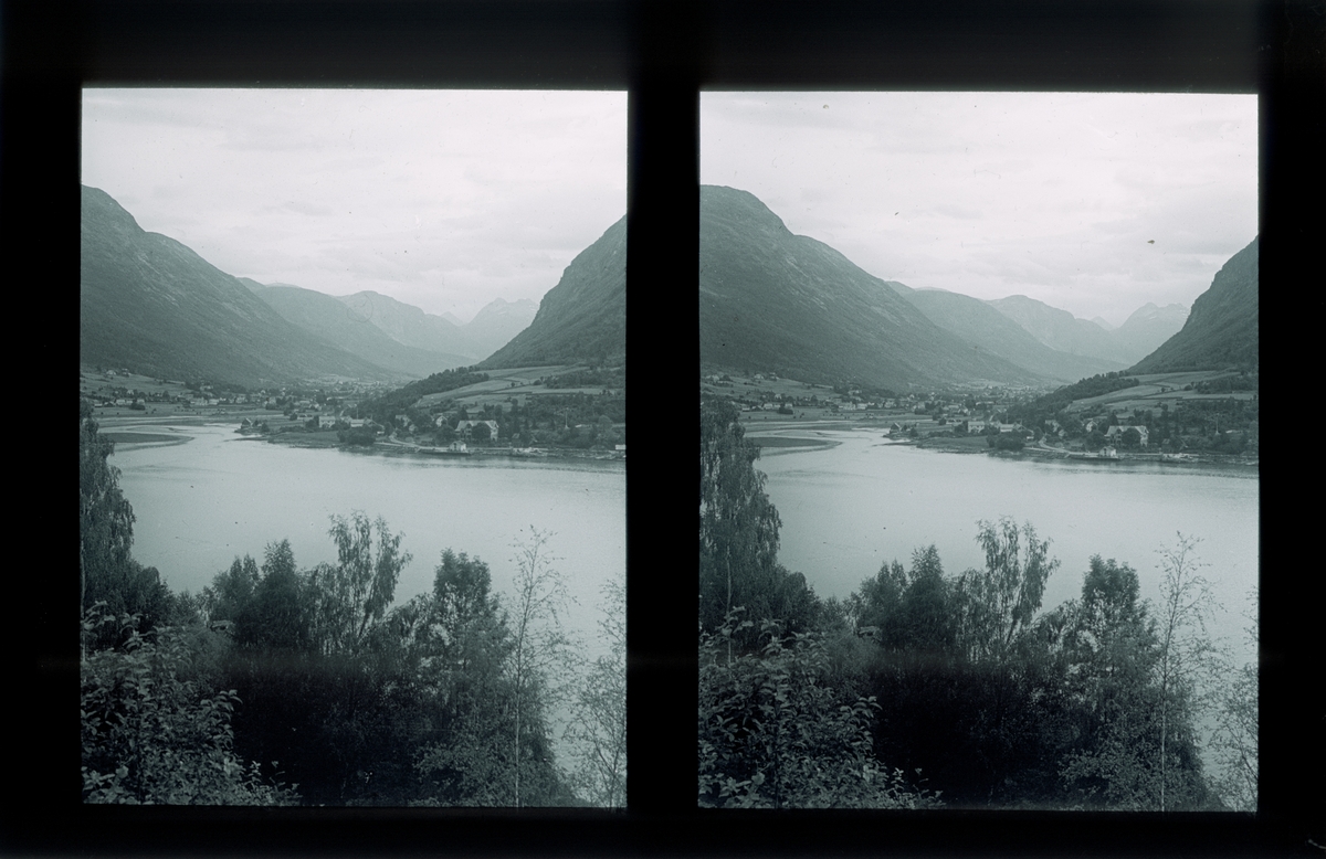 Stryneelva, utsikt mot Stryn. Tilhører Arkitekt Hans Grendahls samling av stereobilder.