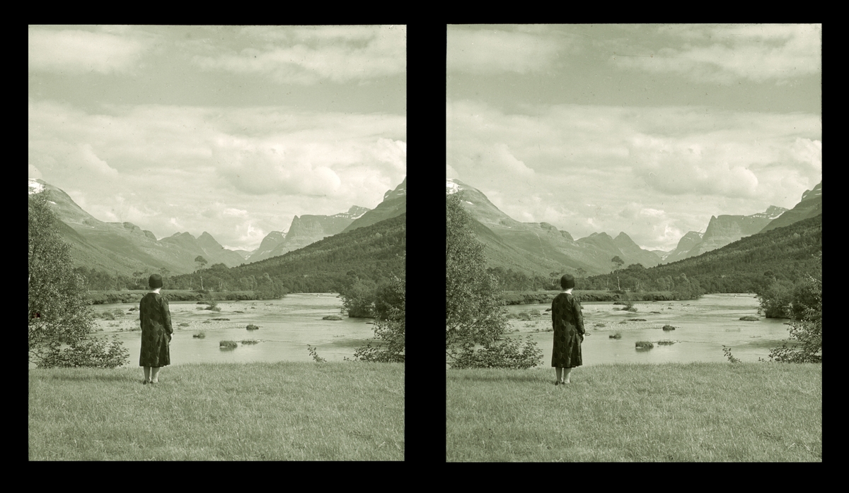 Kvinne ser utover fjellandskapet, Innerdalen, Trollheimen. Tilhører Arkitekt Hans Grendahls samling av stereobilder.