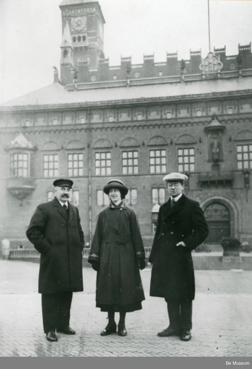 To menn og ei kvinne framfor Rådhuset i København. F.v Torkjell Haugerud, Anne Haugerud (Hoff) og Paul Grassmoen.