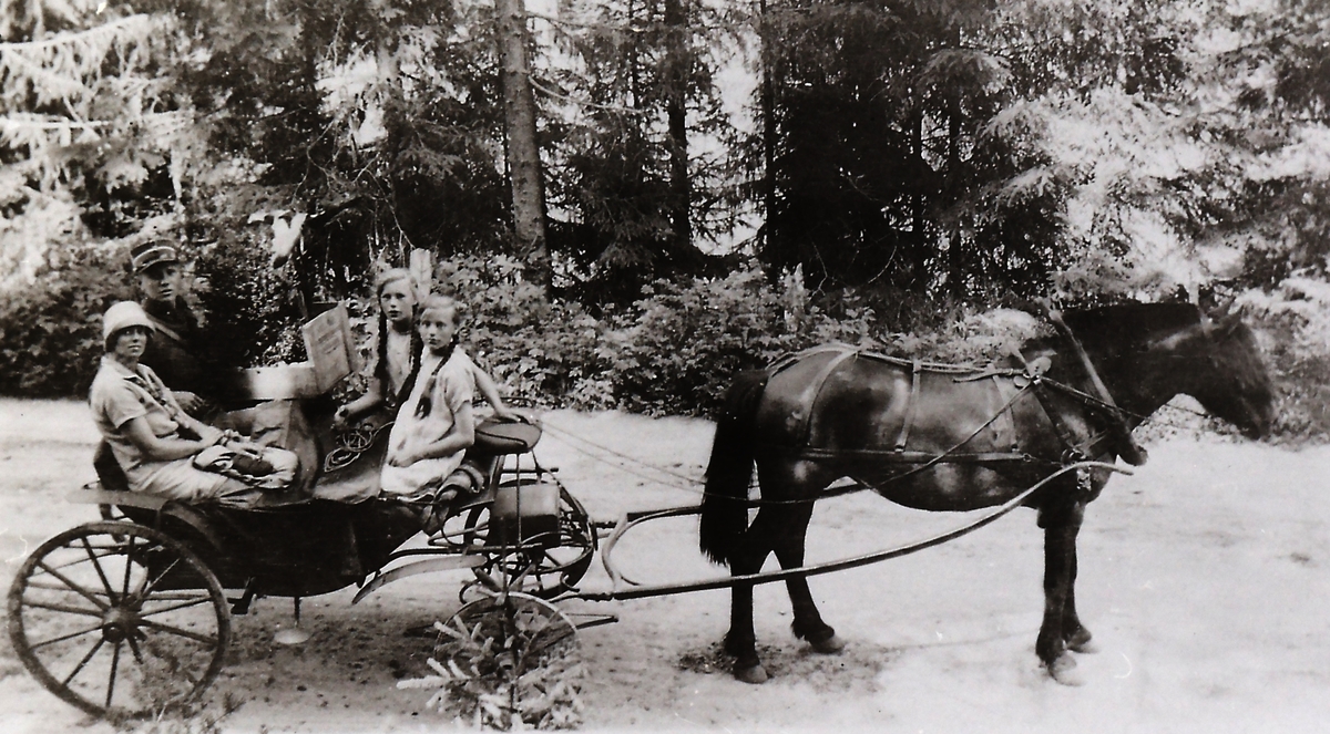 Brunen med trille i Sagvolden med Ingeborg ( f. Sagvolden) og Olav Sørum, bak Ester (1912-1997) og Reidun Sagvolden (1914-1996).