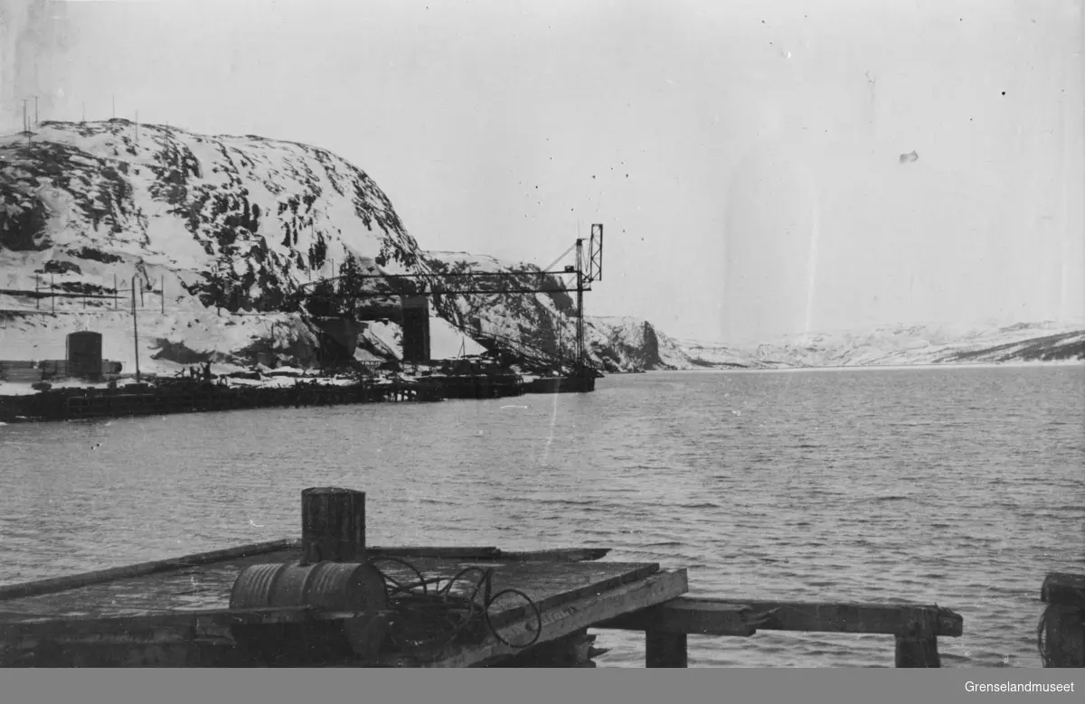 Lastekraner på malmkaia, sett fra pumphuskaia. 6. april 1946.