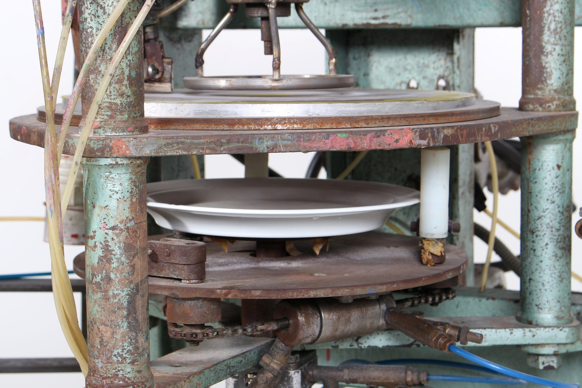 Trykkpresse for silketrykk på tallerker