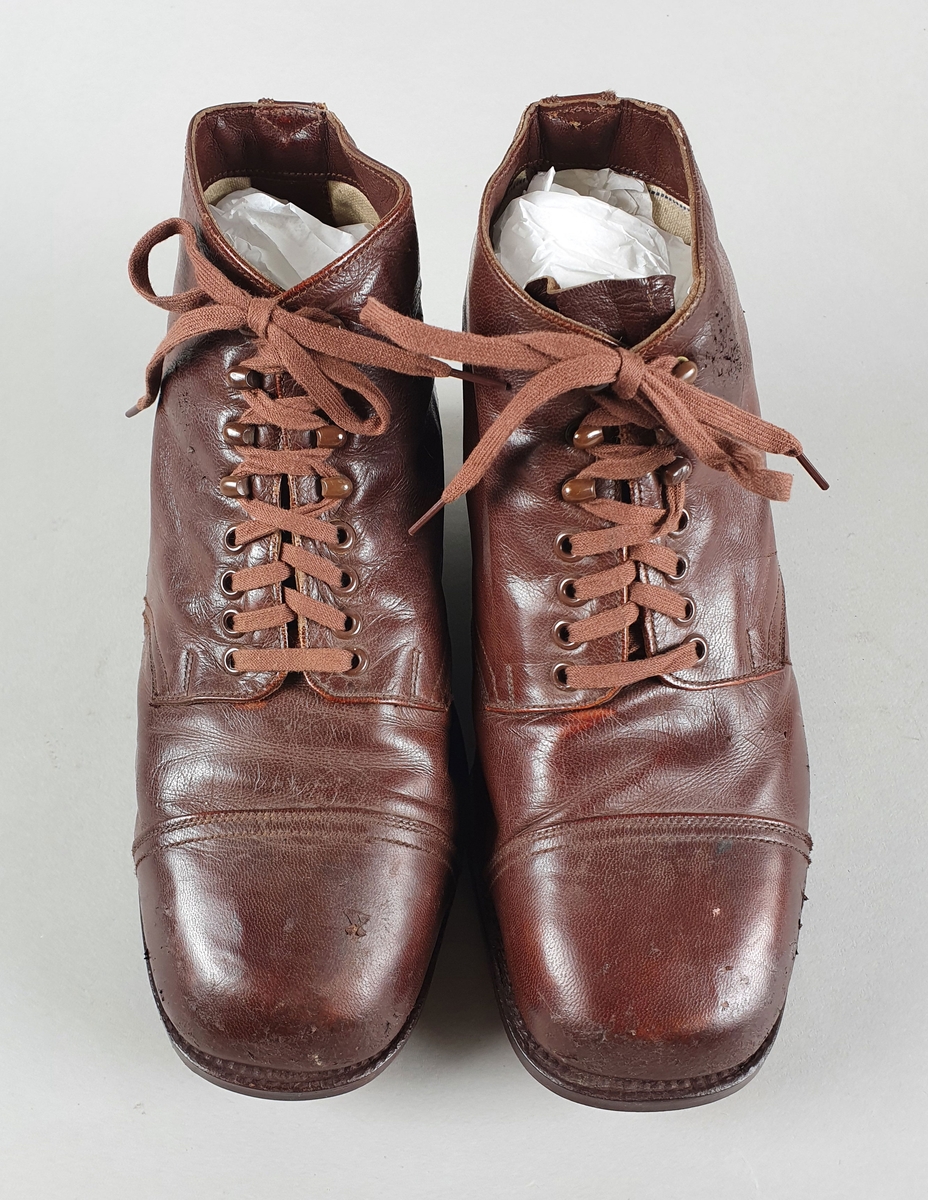 Ortopediske sko av brunt skinn, med lisser.