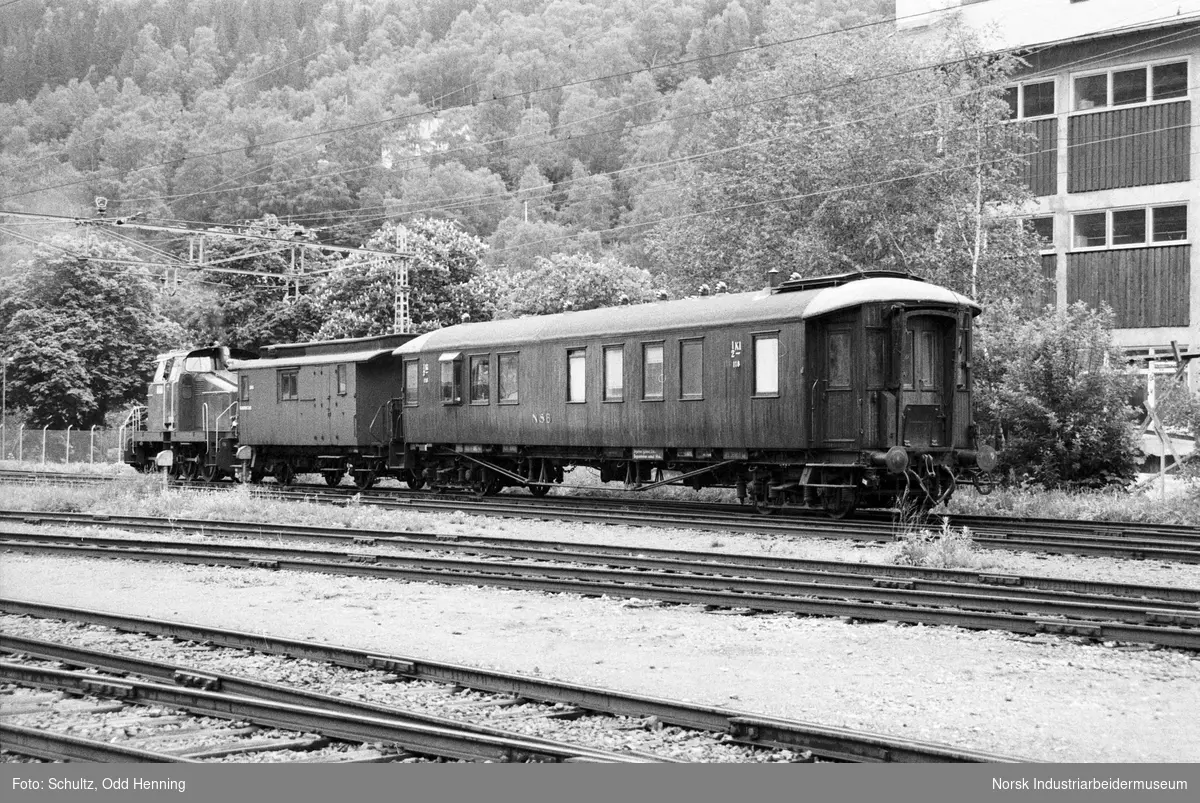 Inspeksjonsvogn og 2-akslet brekkvogn. Lokomotiv tilhørende Rjukanbanen. En av vognene er merket NSB.