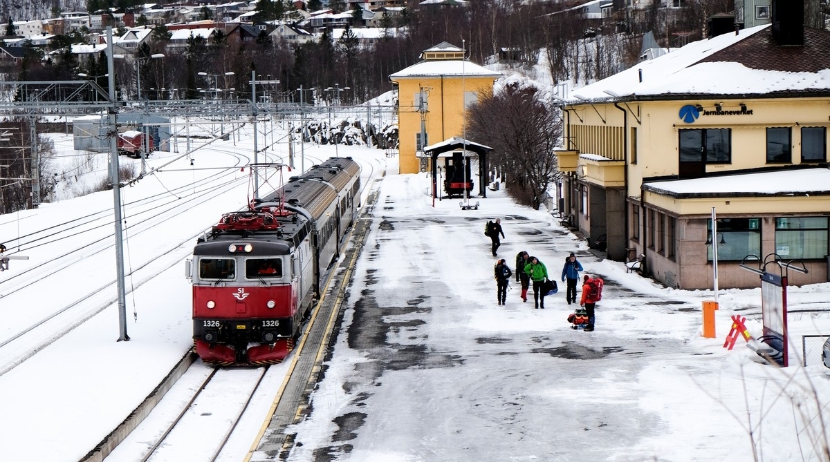 Ettermiddagstoget fra Sverige ankommet Narvik stasjon. Tre personvogner. Begrenset antall passasjerer. 27. mars 2015.