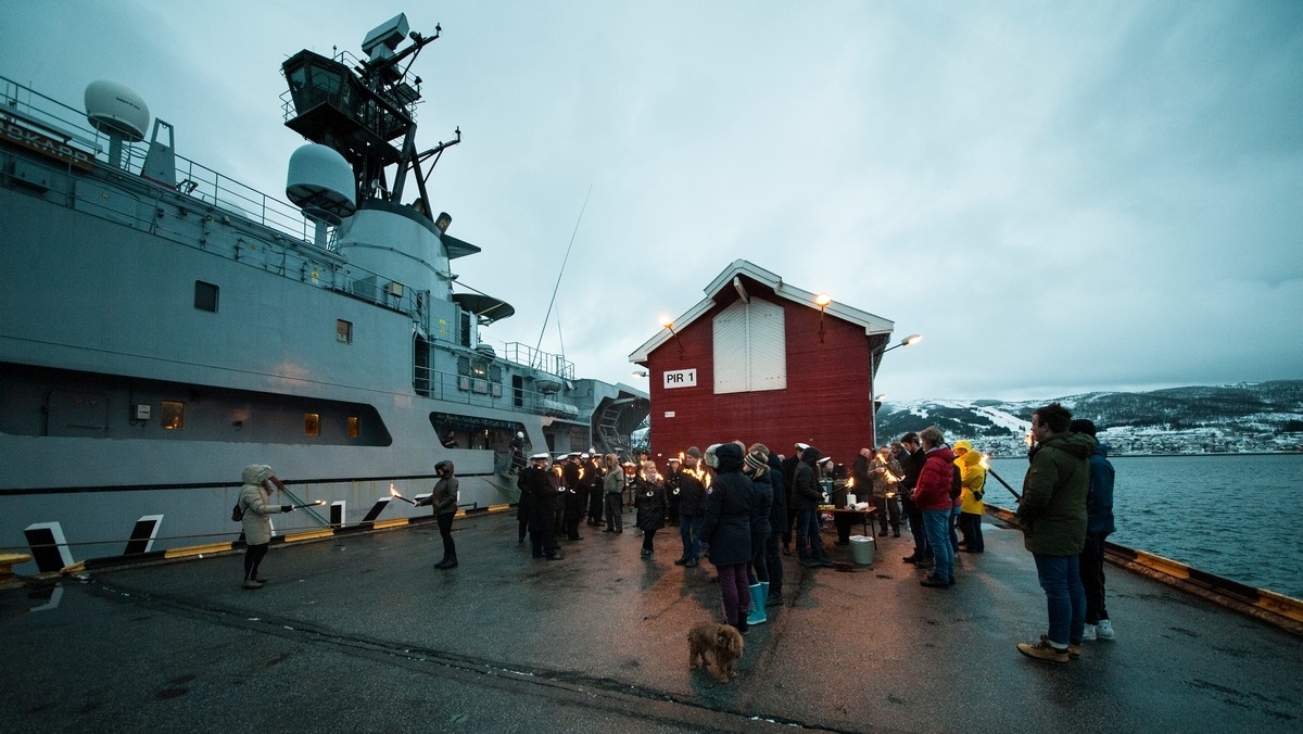 75 års-minne-markering av krigsutbruddet 9. april, Narvik havn kl 1930. Fakkeltog fra pir 1 til Valhallaparken. foto 9 april 2015