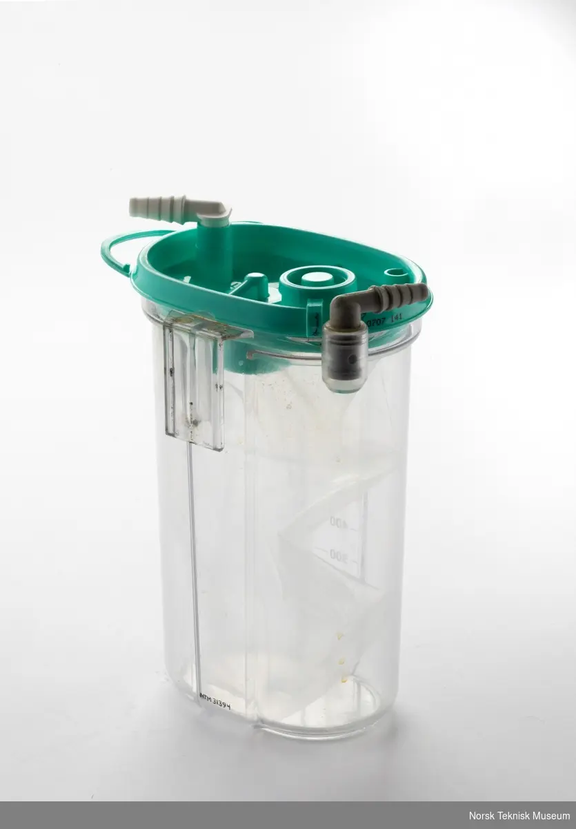 Fra nettside: "Designed for single-use Serres suction bags, Serres canisters are reusable, require minimal replacement and can handle the most demanding care challenges."

"The 2000 ml and 3000 ml canisters are round-shaped. Compact oval-shaped 1000 ml canisters are ideal for ambulances, anesthesia machines, intensive care units and neonates units. In addition to transparent canisters Serres offers blue canisters that ensure the comfort of patients and families in sensitive circumstances."

"All Serres canisters have a wide, certified scale that is easy to read from all directions. The accuracy of the volume read is +/- 100 ml. Reusable canisters are certified as measuring devices (Class Im) and can be autoclaved in 121C."

"The canisters also feature built-in brackets for easy mounting on walls, rail supports, beds and trolleys. With adapters, you can attach Serres canisters to existing 3rd party brackets without time consuming mounting work."