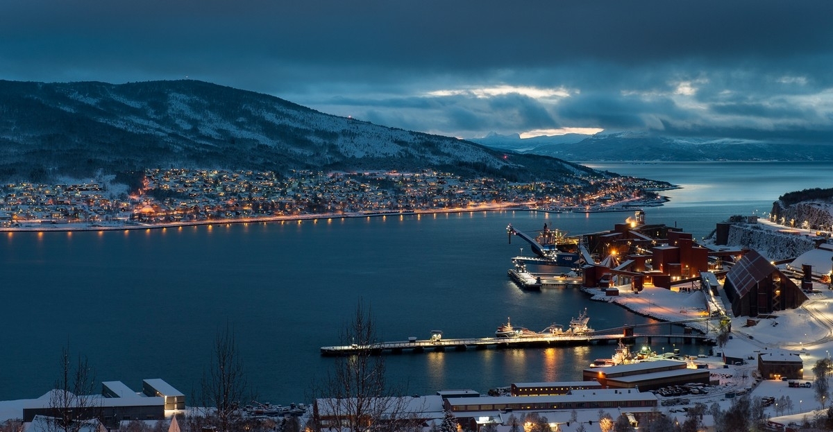 Deler av LKABs utskipningsanlegg i Narvik. Deler av Ankenes bak.