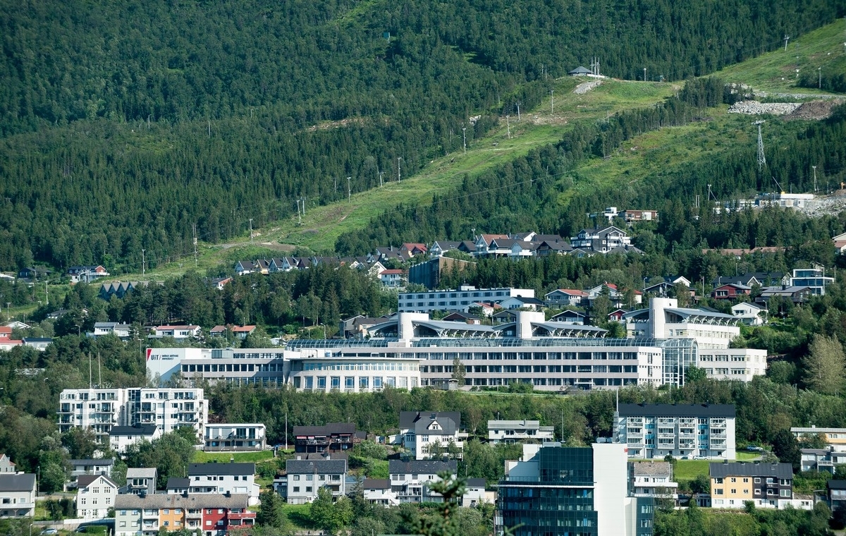 Universitetet, campus Narvik. Bilde fra en serie bilder tatt ettermiddag 7. aug 2018 fra området ved Solhaugen, dvs tvers over byen. Deler av serien viser det nye boligfeltet under utbygging i Øvre Fjellheim.