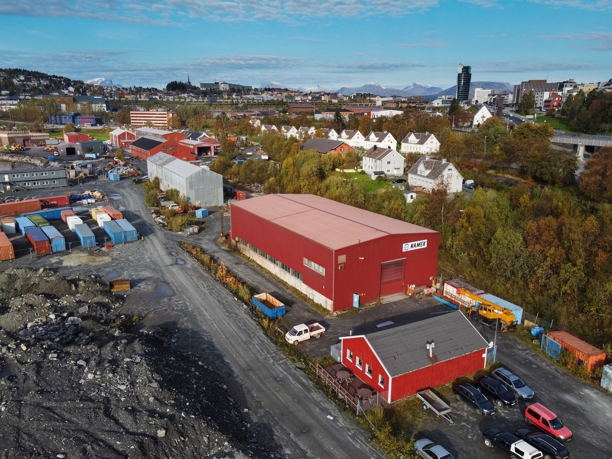 Dronefoto av industriområde på havna i Narvik. Namek i forgrunnen. 28. sept 2020.