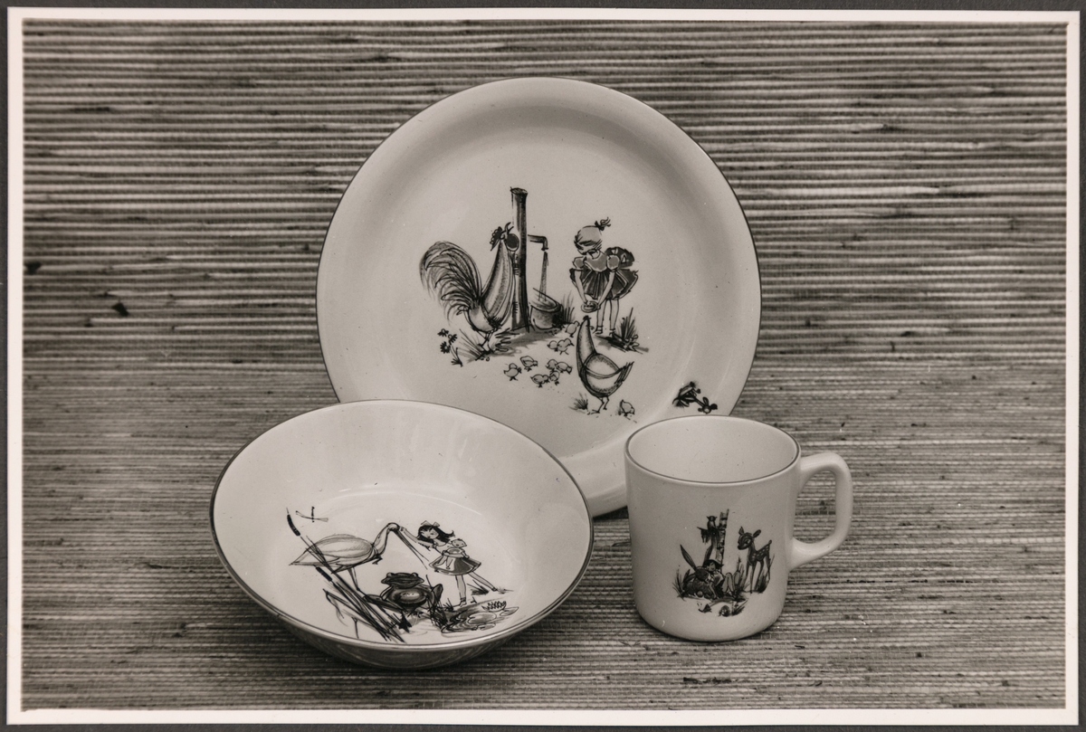 Barneserviset "Heidi" fra Stavangerflint A/S. Avbildede objekter viser en tallerken, kopp og ei skål.