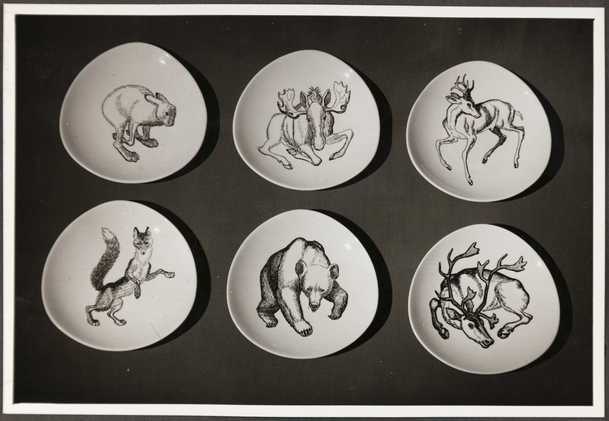Platter, tallerken, skål og en kopp med dyremotiv fra Stavangerflint A/S. Dekor nr. 72 "Dyretegninger".
