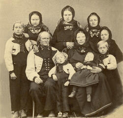 Familiefoto av Kari og Halvor Sønstebø med barn.