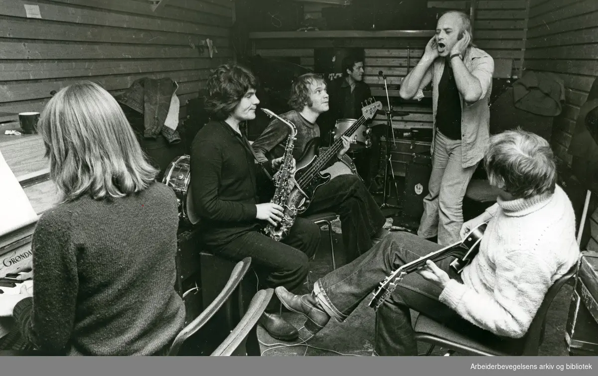 Club 7. Åkesons Road Band øver på klubbens musikerrom. Fra venstre: Turid Ormberg på piano, Carl (Calle) Magnus Neumann, Åge Røthe, Ole Jacob Hansen, Dag Åkeson Moe og Erik Wesseltoft. Desember 1979.