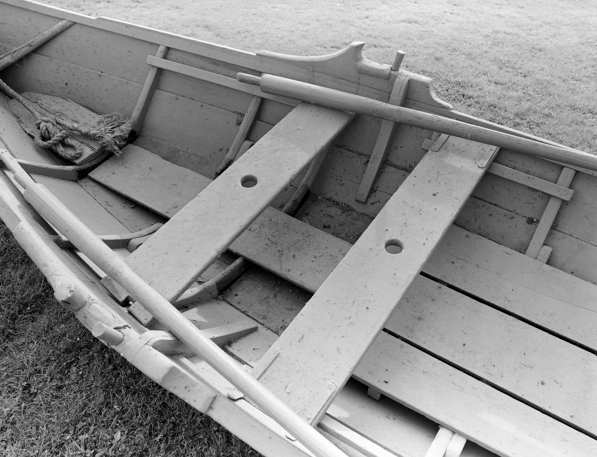 Båten, som er grå- og svartmalt, har tre bordganger og åtte spanter. Det er beslag av jernbånd på toppen av stevnene. Båten har to tofter med hull i. Inne i båten er det merker etter fløterhaker. I tollegangene er det lagt gummi. Årene er gråmalte og har jernbeslag ytterst. Det er brukt profilhøvel på øverkanten av bordgangene innvendig, 4 parallelle striper (båtstrek). 

Tillegg v/ ØV 2. 11. 1994: 

«Under et besøk ved NSM fra Skiptvet kommune i dag har tidligere lensebestyrer ved Glennetangen lense, Arne Skaar, og tidligere skipper på slepebåten «Mørkfos» (Øyeren), Arnt Svartedal (f. 1918), gitt følgende tilleggsopplysninger under en besiktigelse av båten: 

Båten kan være bygd av Jens Fredriksen (Skaar) Aaleskjær, som begynte å bygge båter omkring 1860. Båten er av «gammel type», men den opprinnelige modellen ble bygd i lang tid etter at Jens Fredriksen etablerte seg som båtbygger. Jens Fredriksen hadde sitt første båtbyggeri på Båtstangen på Gjelsnes i Øvre Tune, i enden av Vestvannet, nær Sølvstufossen. En av hans direkte ætlinger, Rolf Kristian Skaar (f. 1945), driver med båtbygging i dag og har samlet en del historisk stoff om sine forfedres virksomhet. Båten (SJF.00830) ble kalt «tobording» da den har to bordganger helt framme i stavnen. Tilsvarende båter hadde også to tolleganger, og det kan være at den fremste tollegangen på vår båt er fjernet. Hullene i tofta og opprinnelig også i bunnfjøla er for feste av seilstang, for båtene ble ofte seilt, med et eget seil i tøy, eller de brukte bunnfjøla i oppreist posisjon. Rommet fremst i stavnen ble kalt «krøkke» (bestemt form «krøkka»). Øivind Vestheim 2. 11. 94.»

Båten er av den typen som kom til nedre deler av Glomma med fløtere fra Drammen, «nersetterbåt» eller «jagerbåt». (15. 05. 03 E. Skjærbakken)