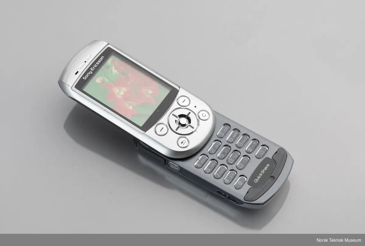 Dummy Ericsson mobiltelefon. Todelt der øvre del skyves for å få frem tastatur på bakre del.