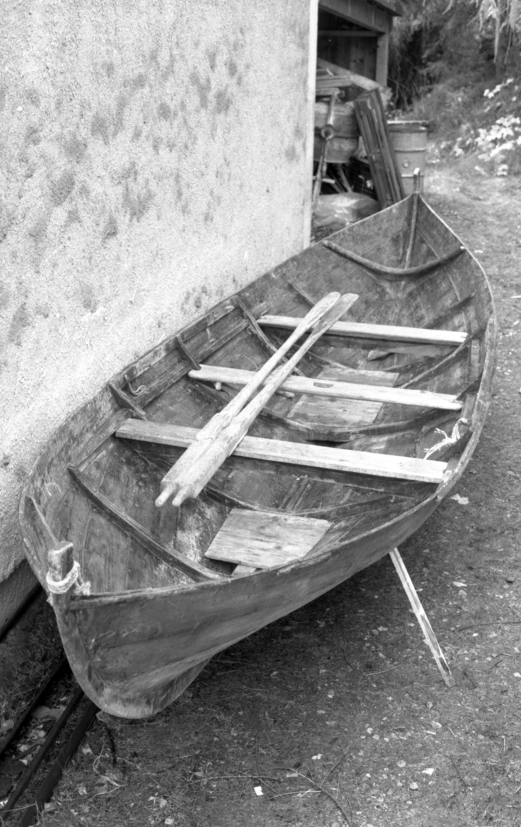 En serie gjenstandsfoto av en båt(snidbetning) da den kom til museet i 1989.