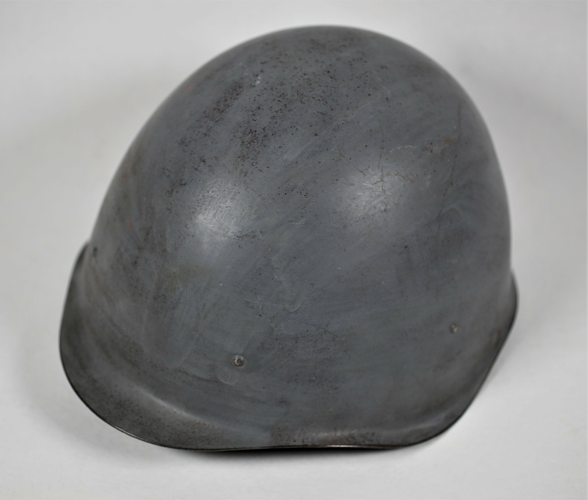Russisk hjelm som ble brukt under Petsamo - Kirkenes operasjonen. Er med hakestropp.