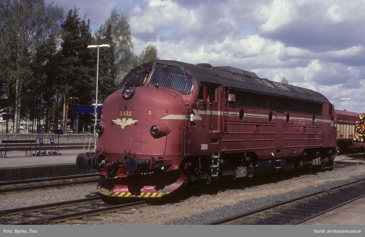 Diesellokomotiv Di 3 612 på Elverum stasjon