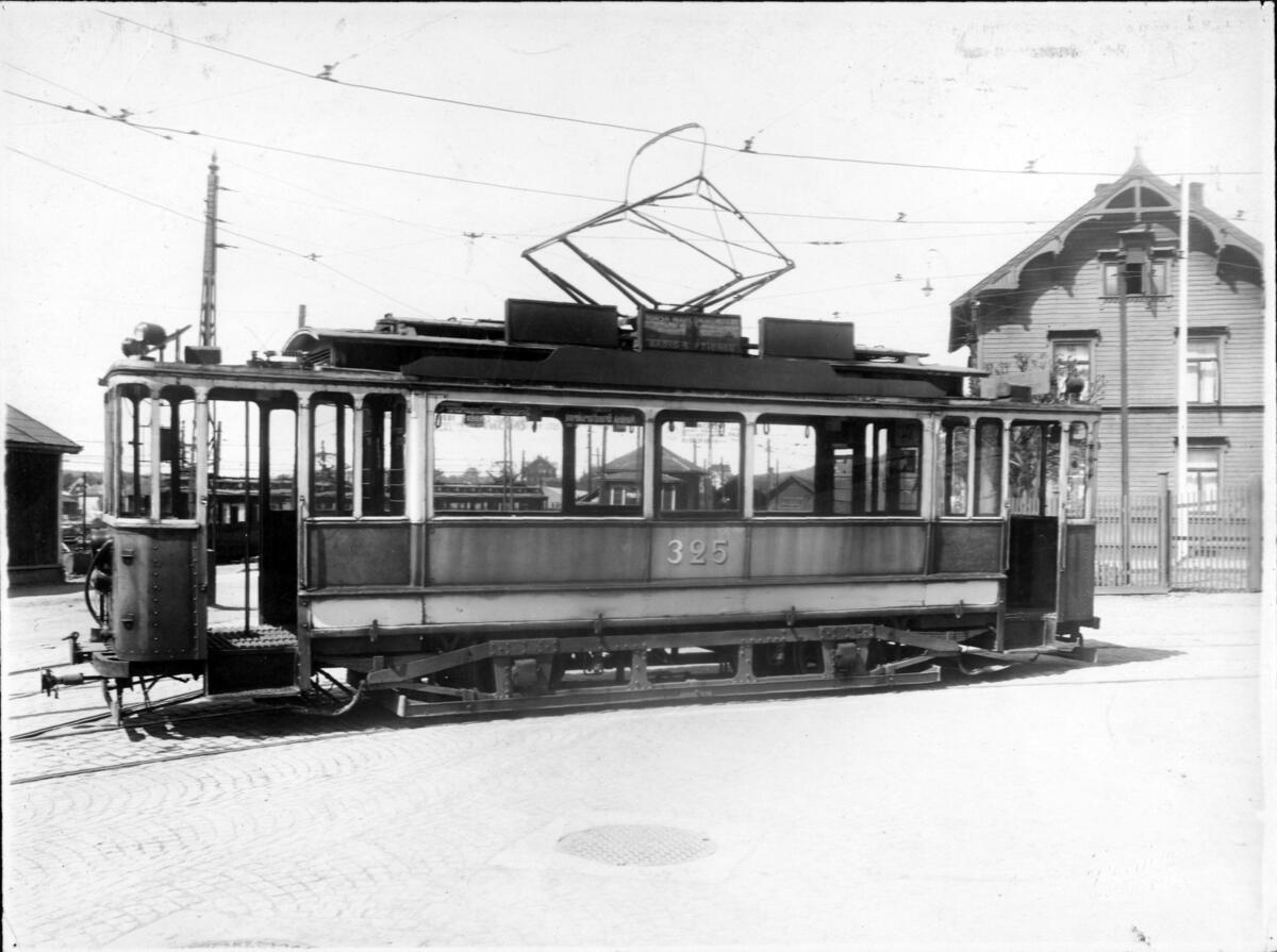 Kristiania elektriske Sporvei, ombygd SS-vogn nr. 325 på Majorstuen.